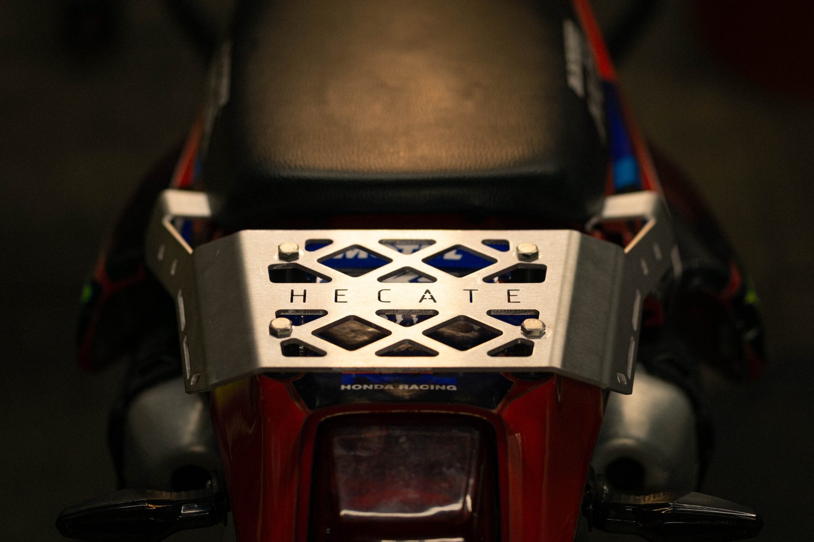 Porte-bagage arrière HECATE avec poignées — Honda NX650 Dominator RD08 – Image 6