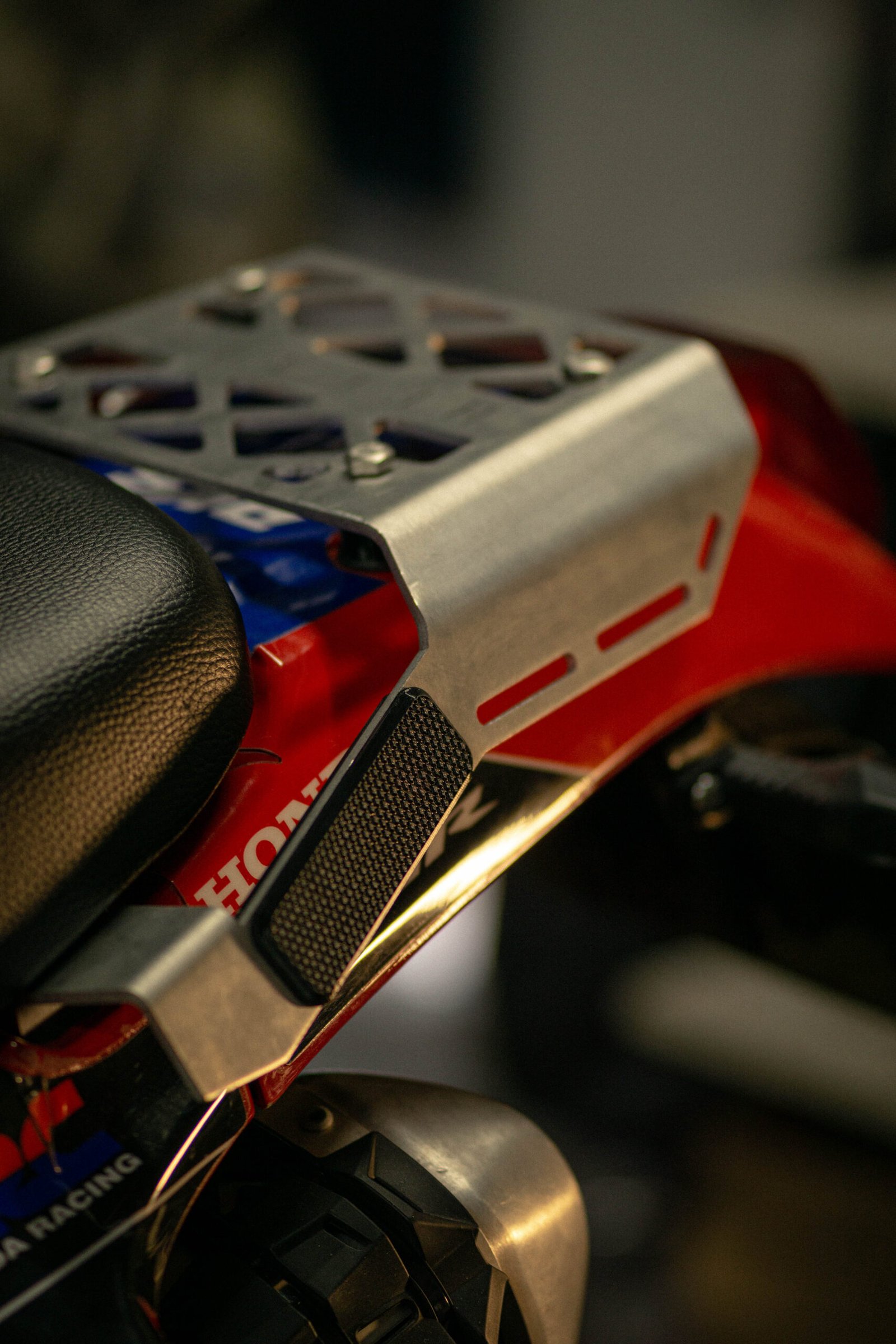 Porte-bagage arrière HECATE avec poignées — Honda NX650 Dominator RD08 – Image 2