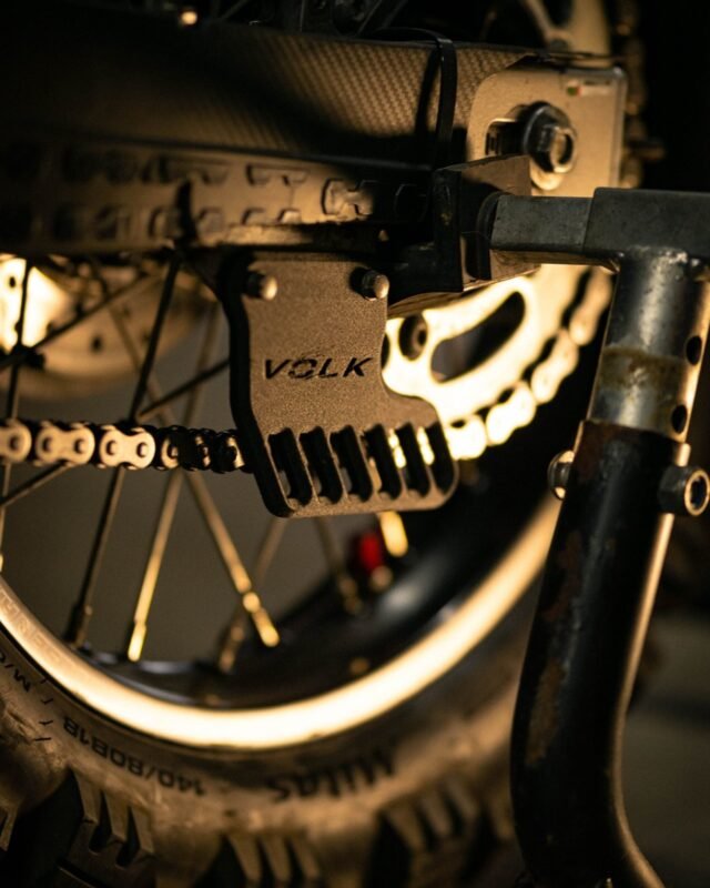 Guide-chaîne arrière Volk monté sous le bras oscillant d'une Honda NX650 Dominator RD08
