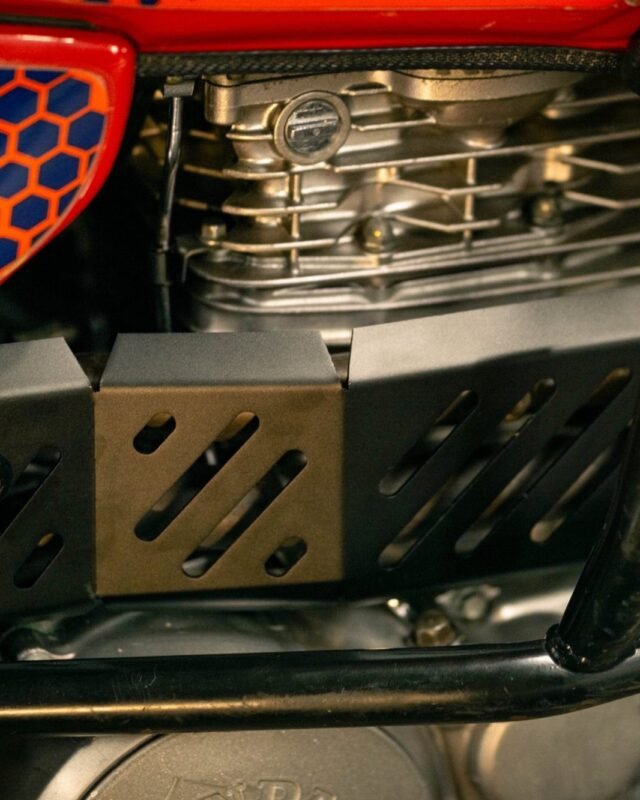 Protection de collecteur d'échappement ajourée montée sous le cylindre d'une Honda NX650 Dominator RD08