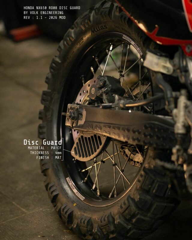 Protège-disque arrière PA-CF monté sous le bras oscillant d'une Honda NX650 Dominator RD08