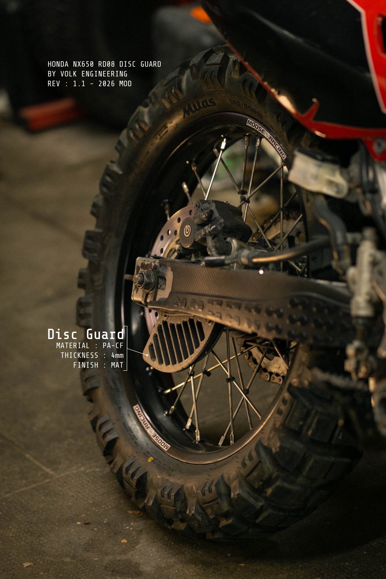 Protège-disque arrière PA-CF monté sous le bras oscillant d'une Honda NX650 Dominator RD08